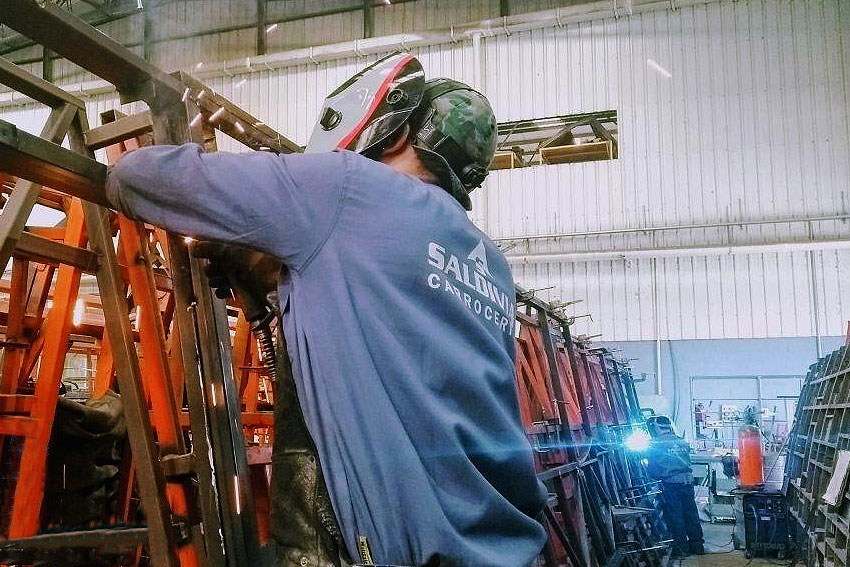 Soldadura de estructura metálica en planta industrial Saldivia Carrocería